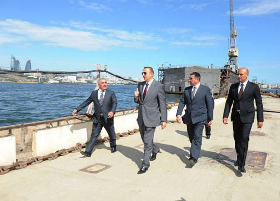 President Ilham Aliyev examines construction progress in 2-4 km section of Baku-Alat highway (PHOTO)